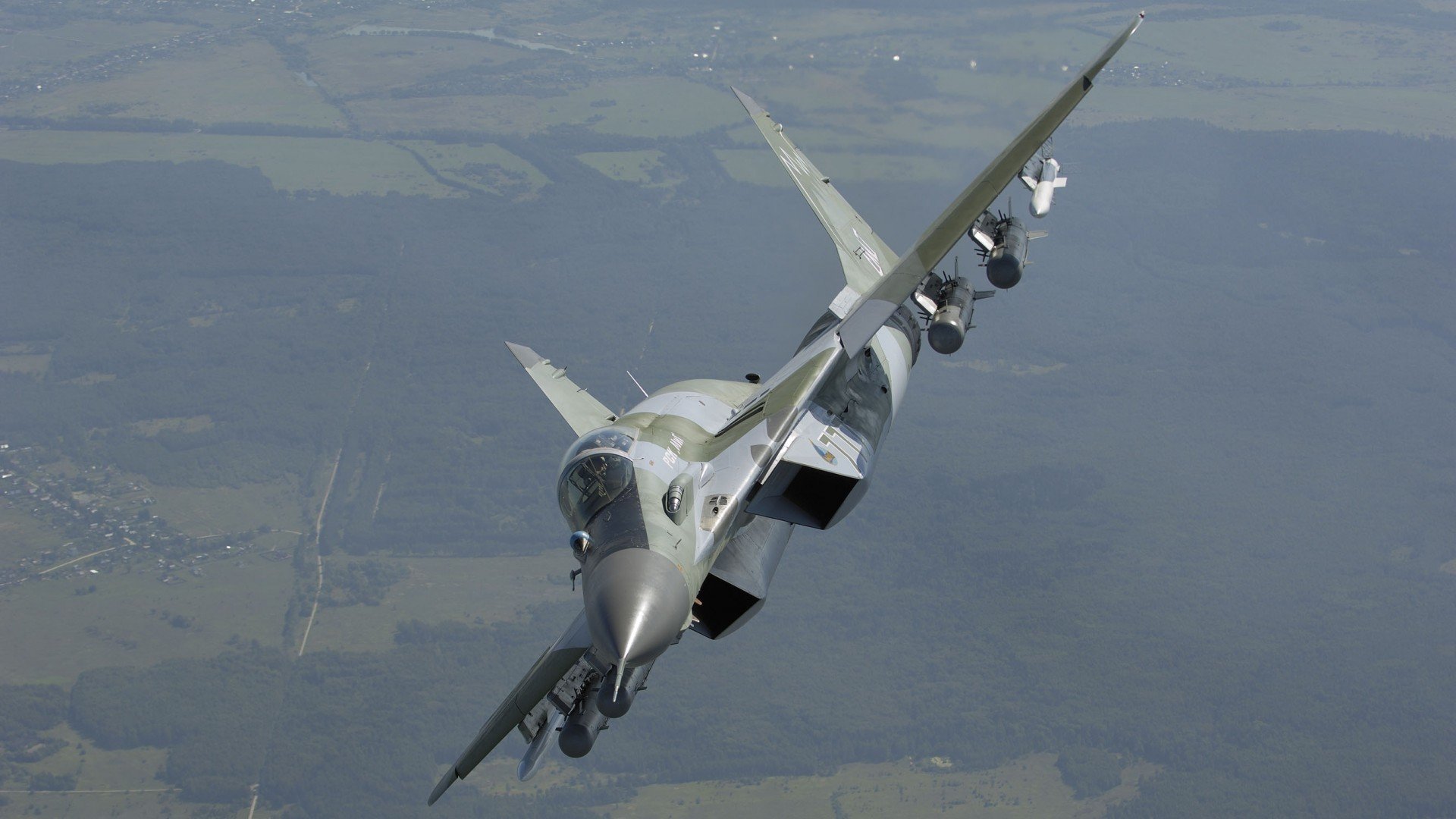 惊险超车：勇敢的一瞬间成就冠军，惊险时速